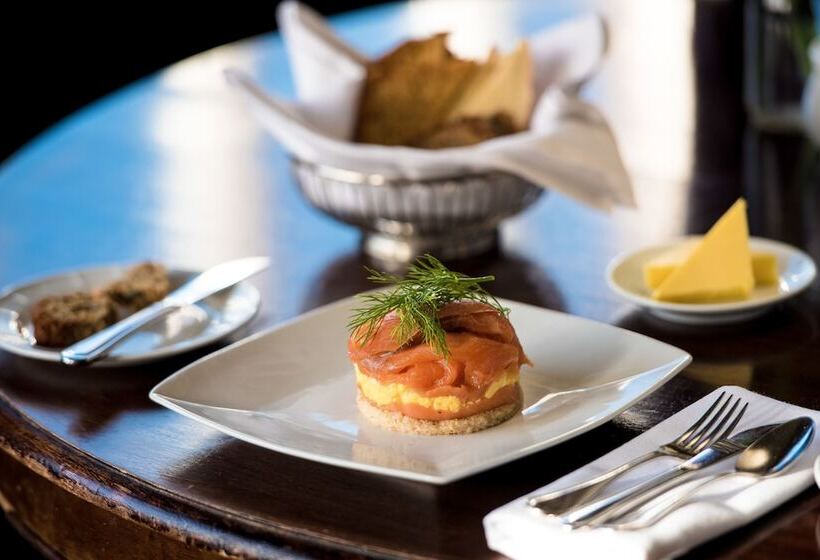 Отель Riverbank House