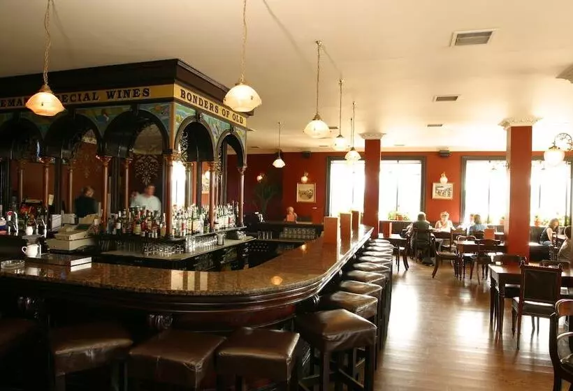 هتل Riverbank House