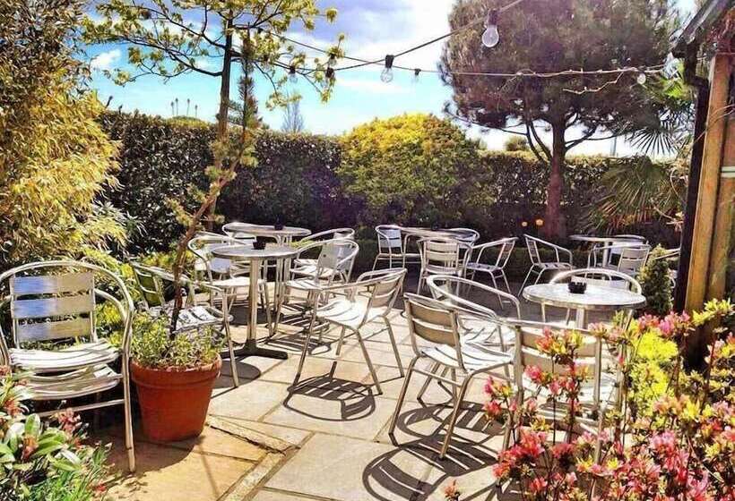 Отель Riverbank House