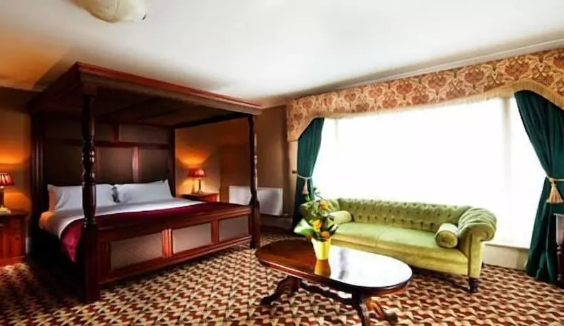 هتل Riverbank House