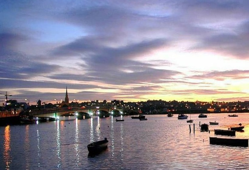 Отель Riverbank House