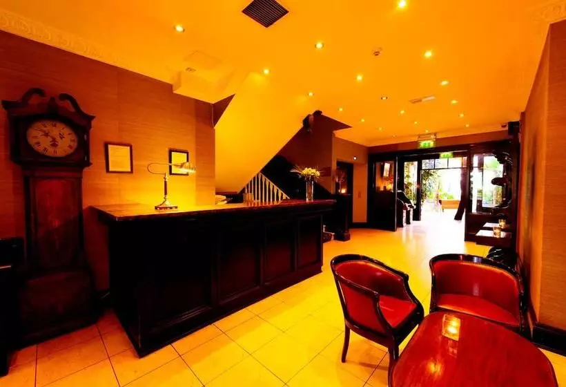 هتل Riverbank House