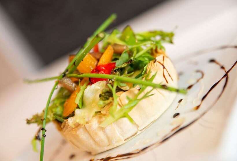 Отель The Riverside Park