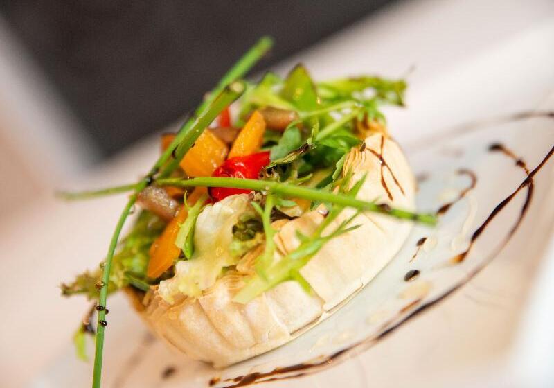 Отель The Riverside Park