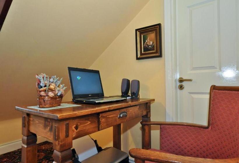 پانسیون Augusta Lodge Guesthouse