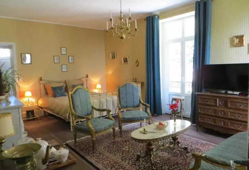 Aamiaismajoitus (B&B) Le Bailli De Montsaugeon