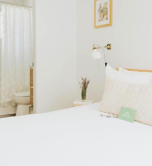 Motel Naramata Courtyard Suites