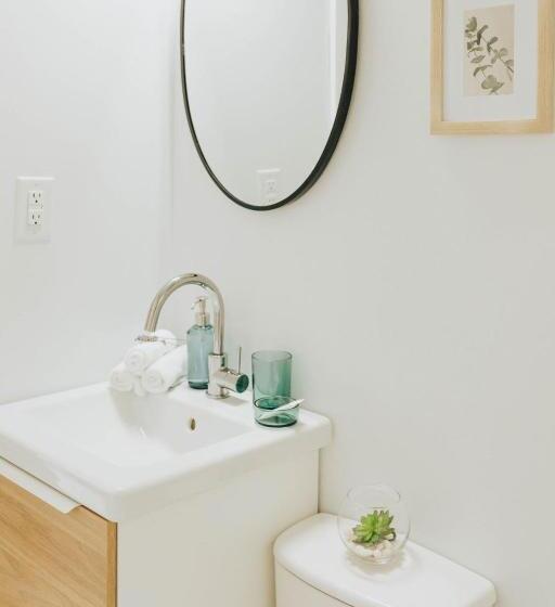 Motel Naramata Courtyard Suites