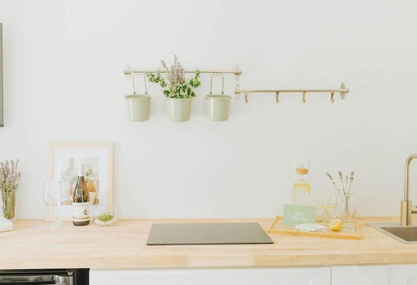 Motel Naramata Courtyard Suites