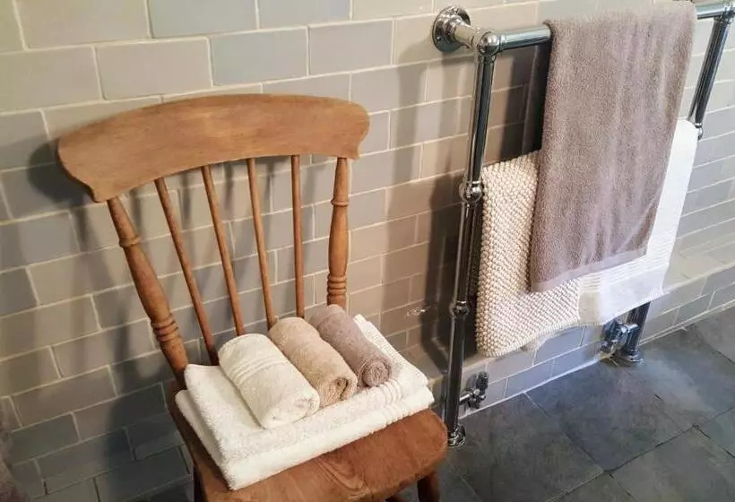 Tracebridge Cottage B&b