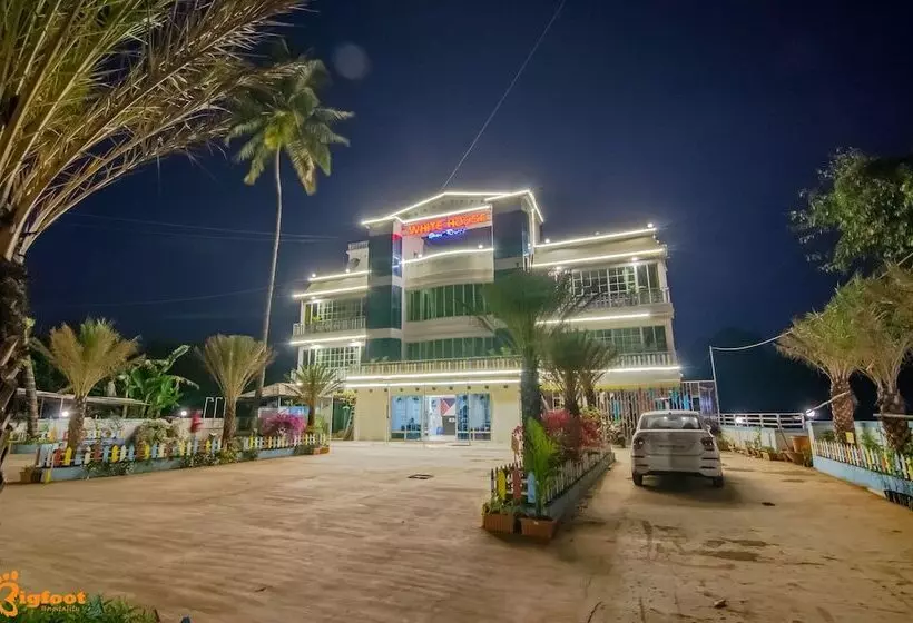 Hotelli White House Beach Resort, Nagaon