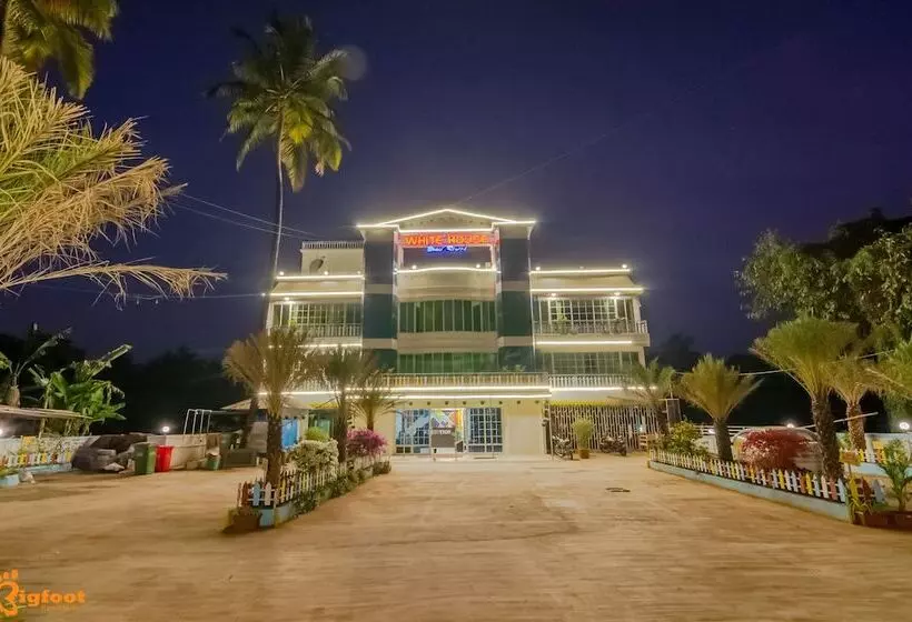 Hotelli White House Beach Resort, Nagaon