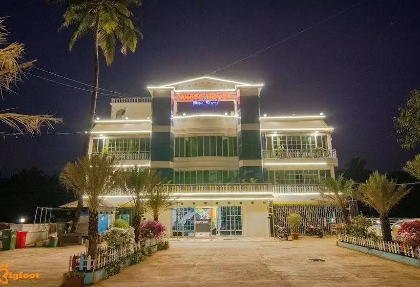 Hotelli White House Beach Resort, Nagaon