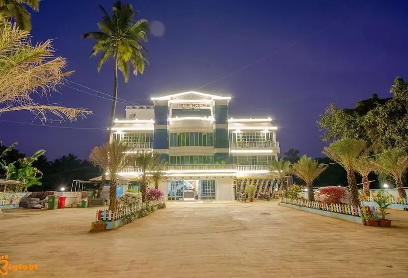 Hotelli White House Beach Resort, Nagaon