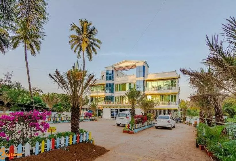 Hotelli White House Beach Resort, Nagaon