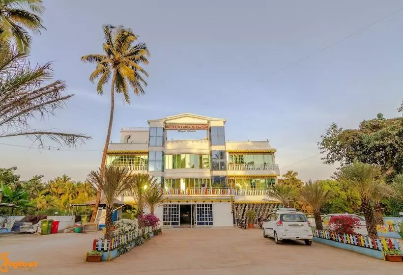 Hotelli White House Beach Resort, Nagaon