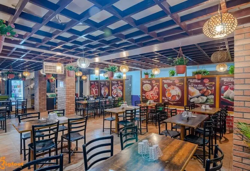 Hotelli White House Beach Resort, Nagaon