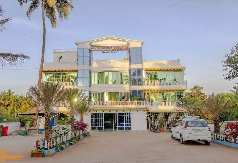 Hotelli White House Beach Resort, Nagaon