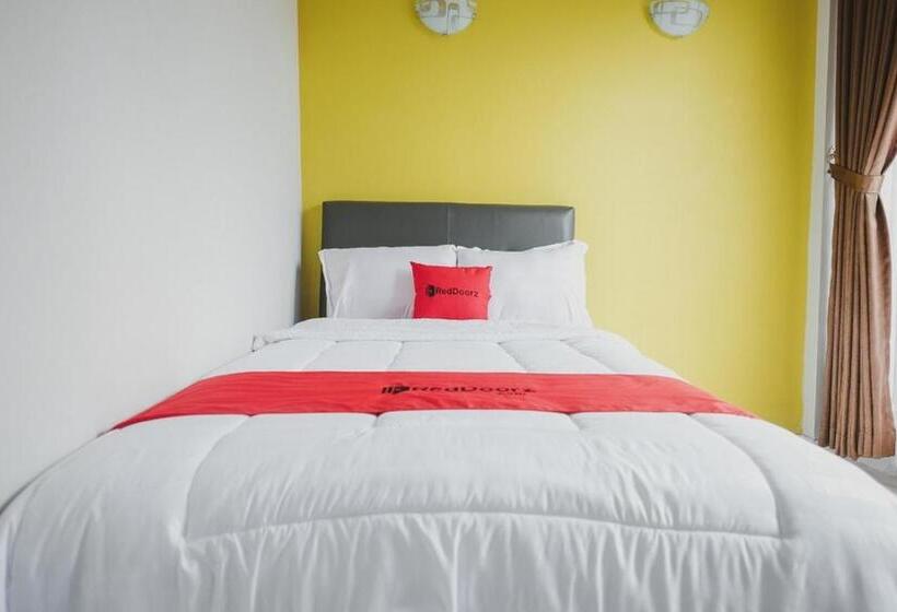 פנסיון Reddoorz Syariah @ Jalan Dieng