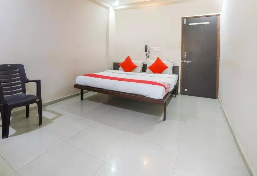 ホテル Oyo 69652 Om Restaurant And Guest House