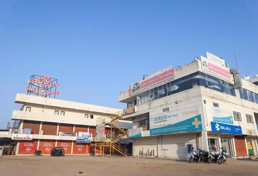ホテル Oyo 69652 Om Restaurant And Guest House