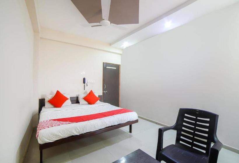 호텔 Oyo 69652 Om Restaurant And Guest House