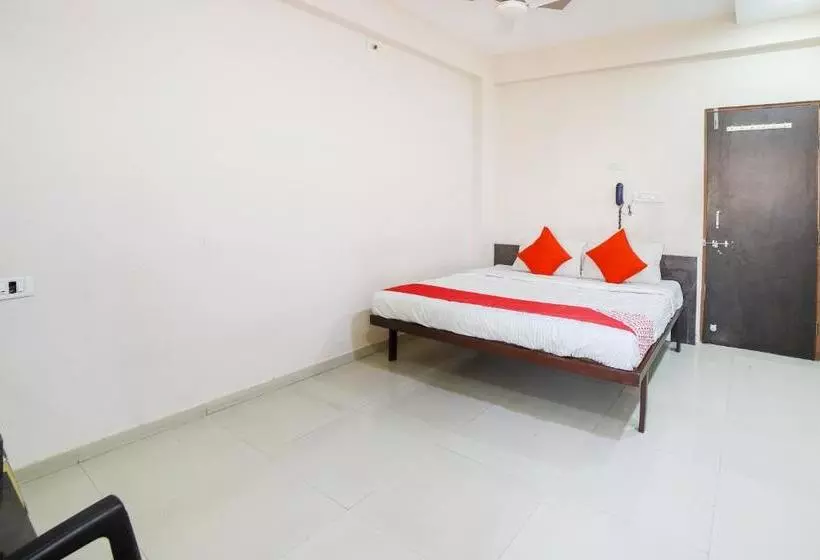 ホテル Oyo 69652 Om Restaurant And Guest House