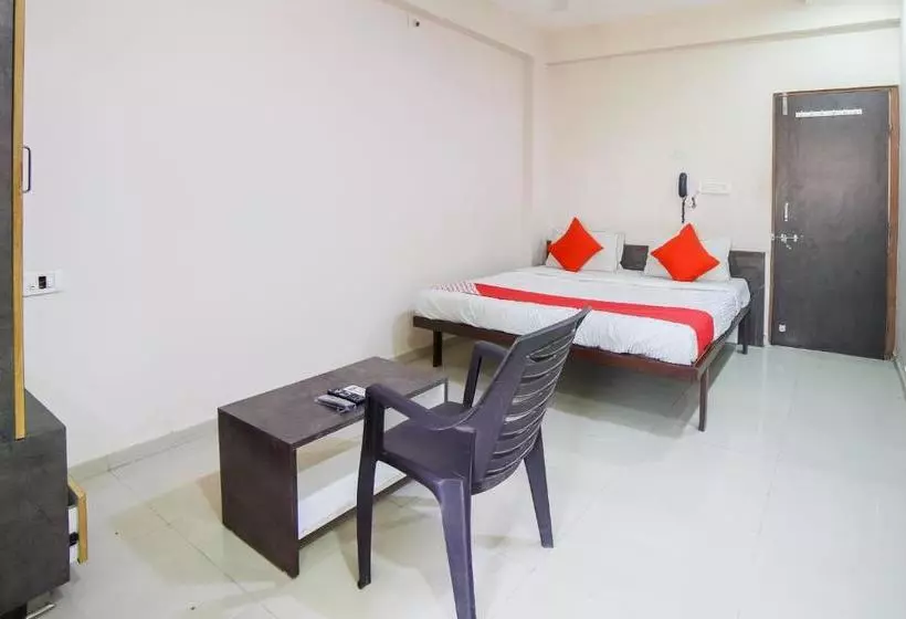 ホテル Oyo 69652 Om Restaurant And Guest House
