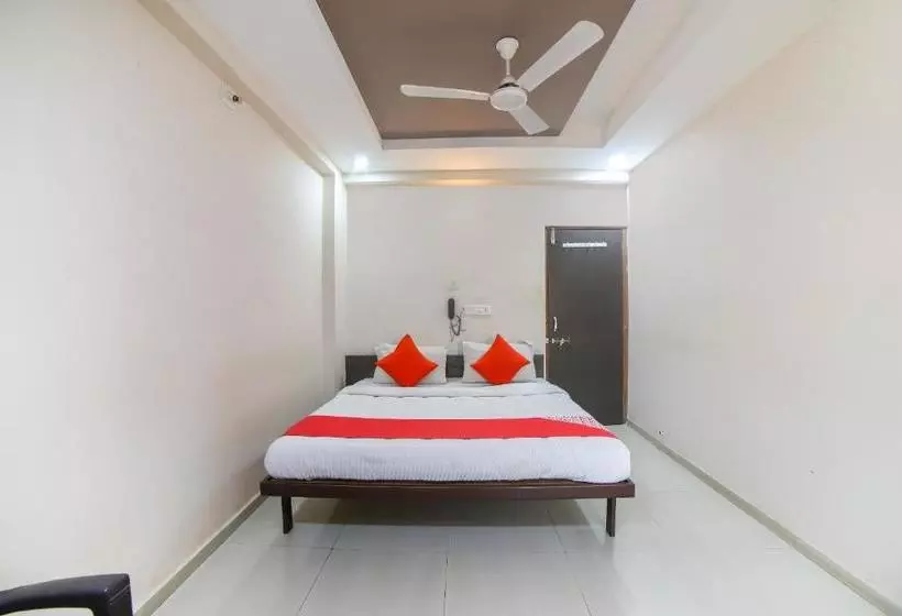 ホテル Oyo 69652 Om Restaurant And Guest House