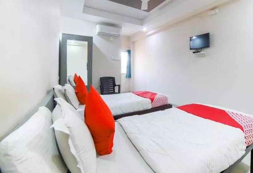 ホテル Oyo 69652 Om Restaurant And Guest House