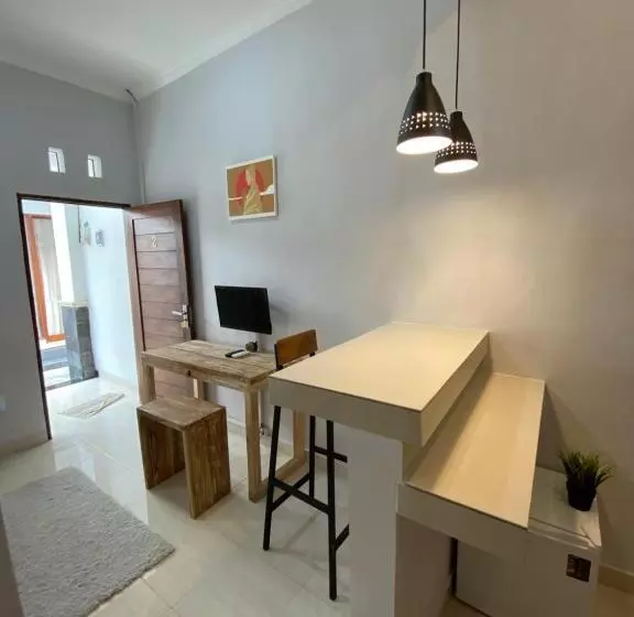 ペンション Lagriya Guest House
