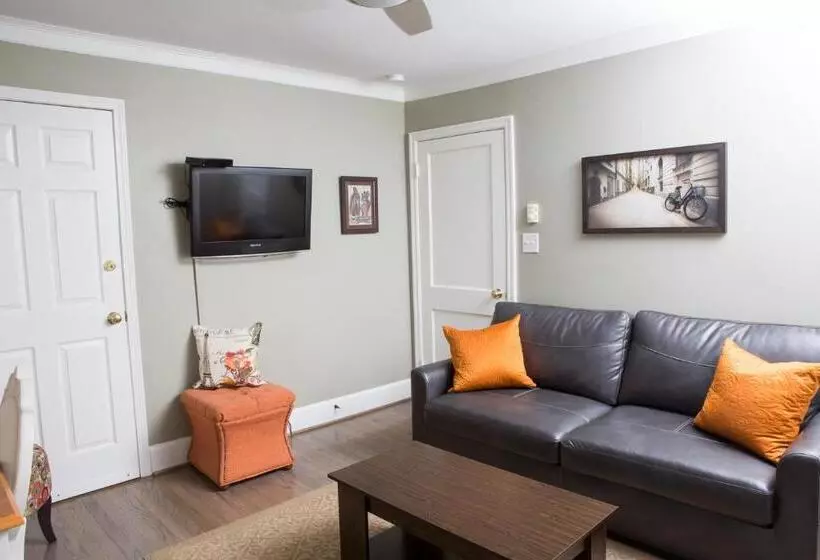 Hotelli Burke Manor Inn & Pavilion