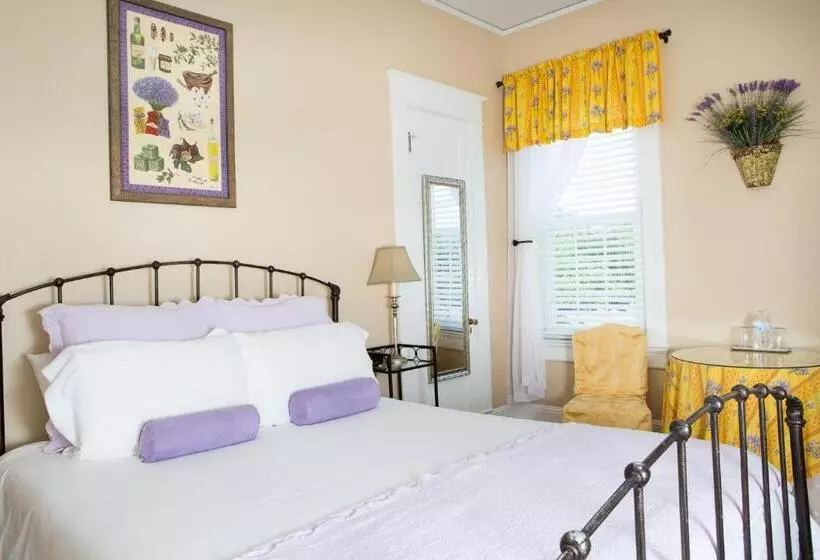 Hotelli Burke Manor Inn & Pavilion