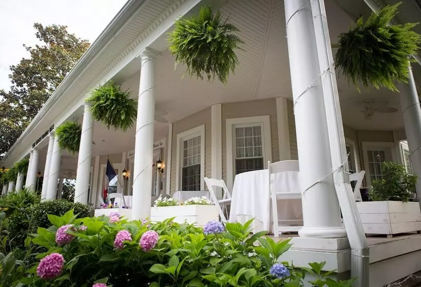 Hotelli Burke Manor Inn & Pavilion