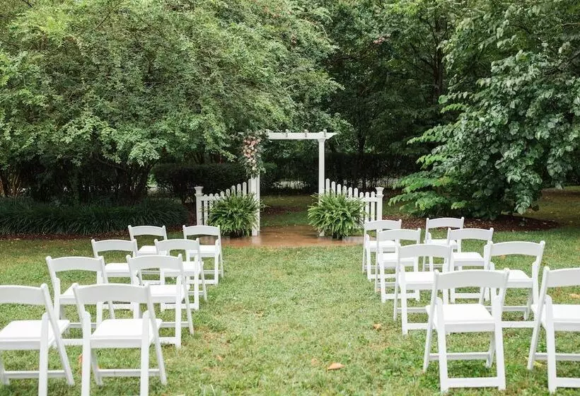 Hotelli Burke Manor Inn & Pavilion