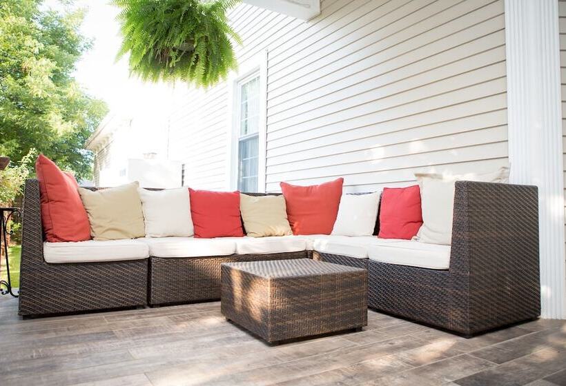 Отель Burke Manor Inn & Pavilion