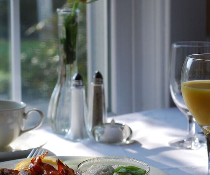 Отель Burke Manor Inn & Pavilion