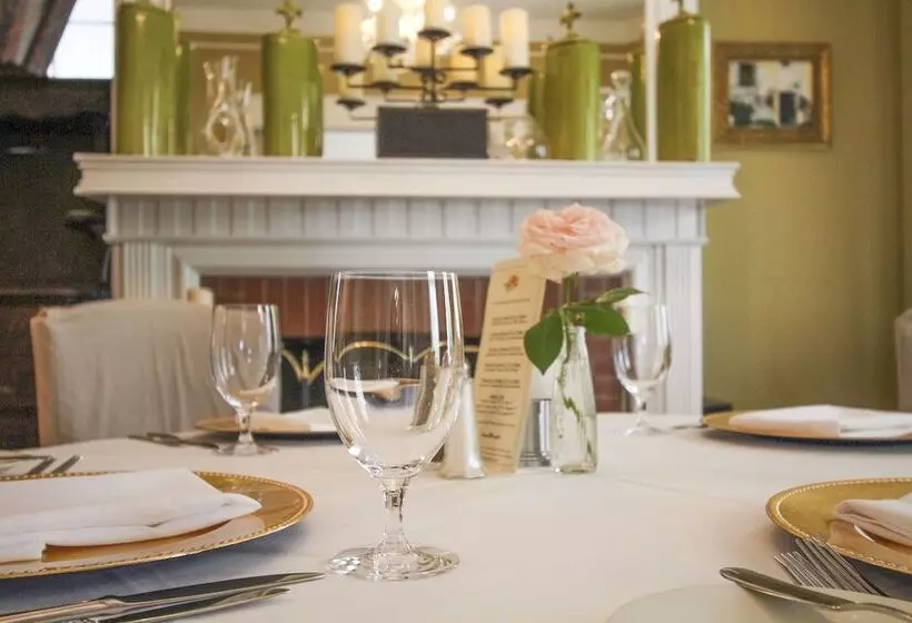 Hotelli Burke Manor Inn & Pavilion