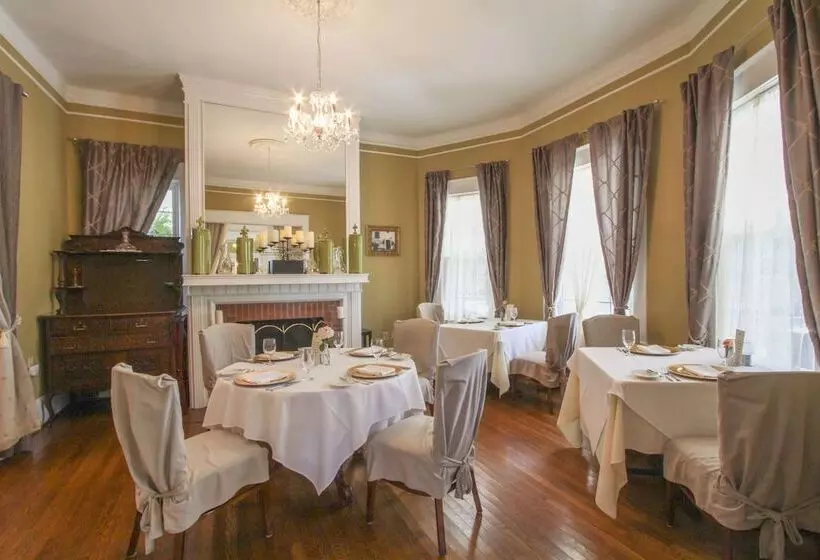 Hotelli Burke Manor Inn & Pavilion