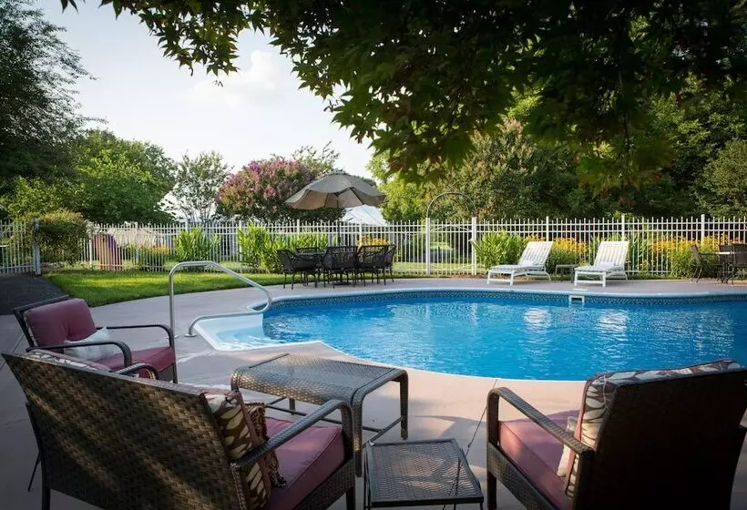 Hotelli Burke Manor Inn & Pavilion