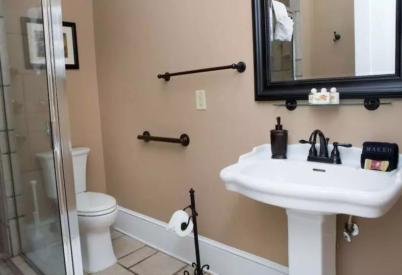 Hotelli Burke Manor Inn & Pavilion