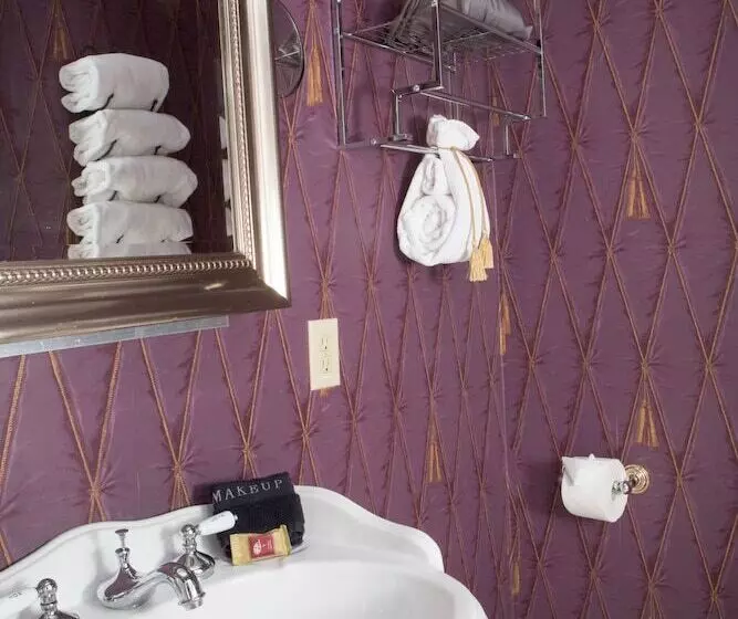 Hotelli Burke Manor Inn & Pavilion