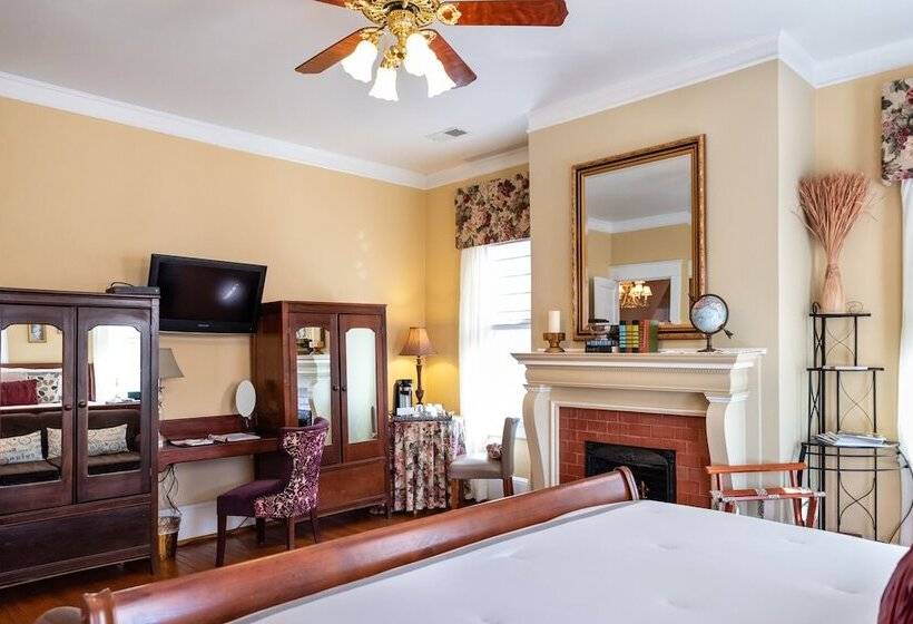 Отель Burke Manor Inn & Pavilion