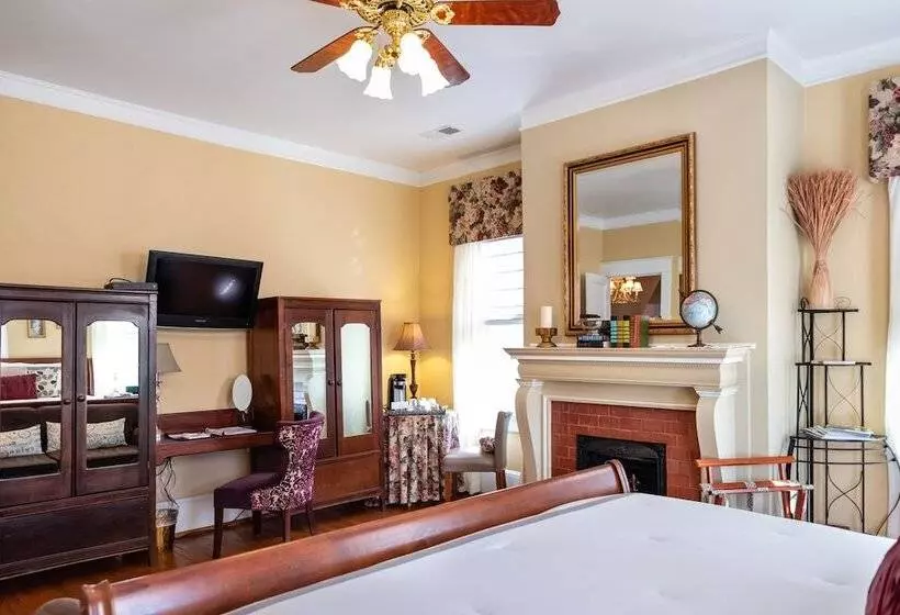 Hotelli Burke Manor Inn & Pavilion