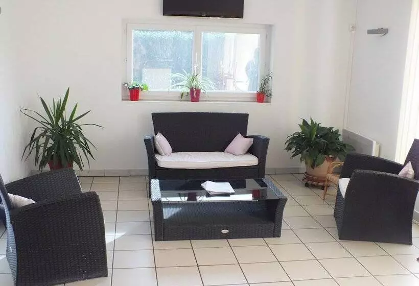 호텔 Logis Hôtel Le Clos Saint Loup