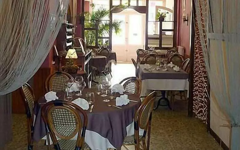 Отель Hôtel Le Commerce