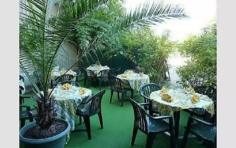 Отель Hôtel Le Commerce