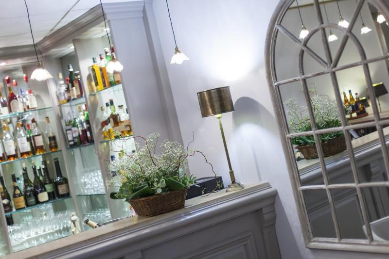 Hotel Logis Hostellerie Des Clos Et Restaurant Bistrot Des Grands Crus