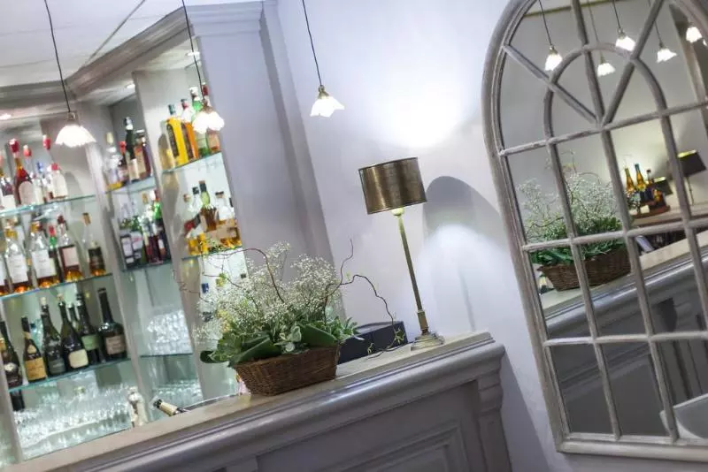 Отель Logis Hostellerie Des Clos Et Restaurant Bistrot Des Grands Crus