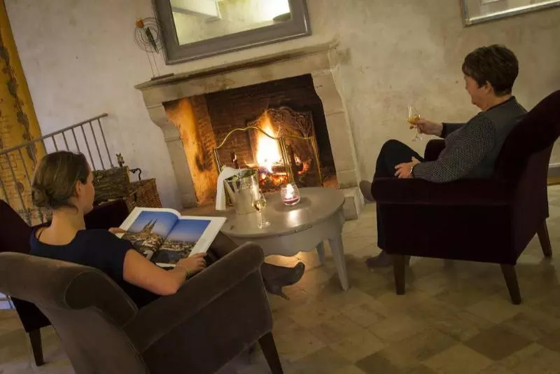 Отель Logis Hostellerie Des Clos Et Restaurant Bistrot Des Grands Crus